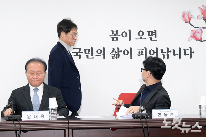 국민의힘 김경율 비대위원이 지나가고 있다. 윤창원 기자