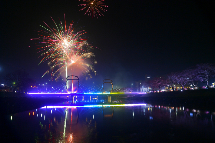 제21회 옥천골 벚꽃축제 불꽃놀이. 순창군 제공