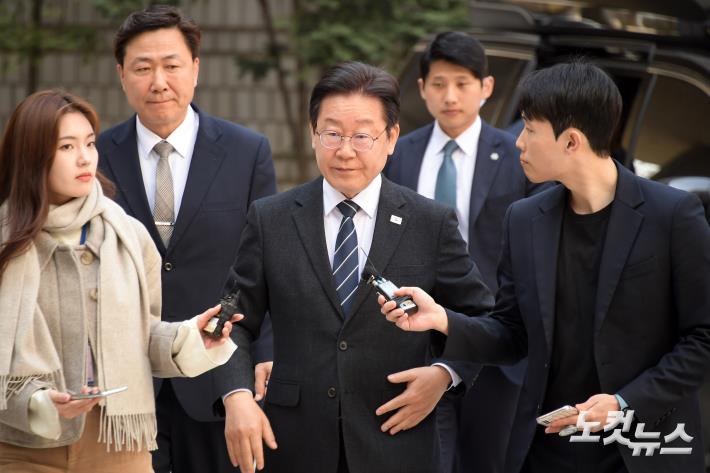 더불어민주당 이재명 대표가 2일 오전 서울 서초구 서울중앙지법에서 열린 