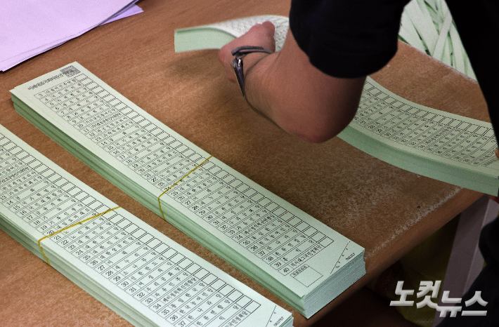 제22대 국회의원 선거를 앞두고 인쇄된 투표용지를 직원들이 분류하고 있다. 황진환 기자