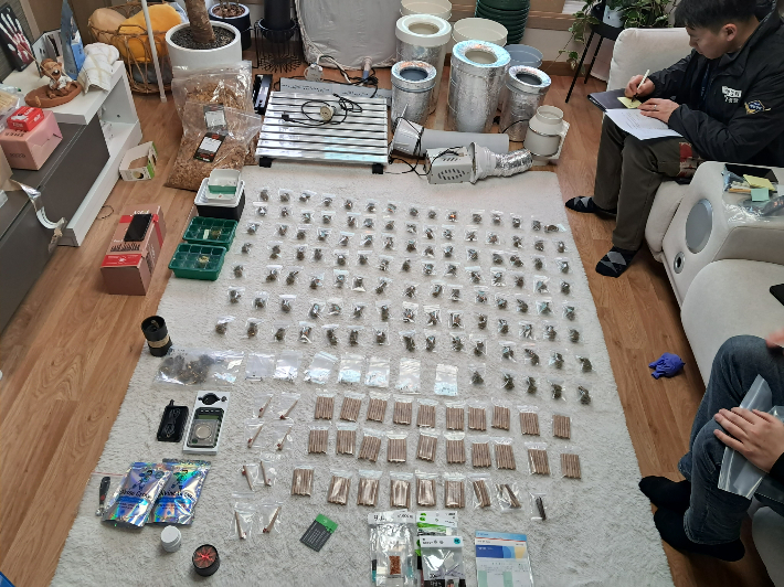 울산해양경찰서는 마약류 관리에 관한 법률 위반 혐의로 우즈베키스탄 국적 30대 A씨를 구속했다. 경찰이 압수한 물품을 확인하고 있다. 울산해경 제공