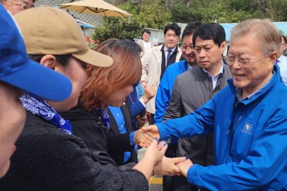 문재인 전 대통령이 2일 오전 울산 동구를 찾아 더불어민주당 김태선 후보 지지를 호소했다. 김태선 후보 캠프 제공 