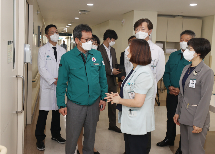 2일 오후 강릉아산병원을 방문해 현장 의료진들을 격려하고 있는 김홍규 강릉시장. 강릉시 제공