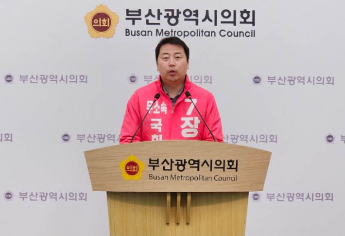 무소속 장예찬 부산 수영구 총선 후보가 1일 오전 부산시의회에서 기자회견을 열고 단일화를 제안하고 있다. 김혜민 기자