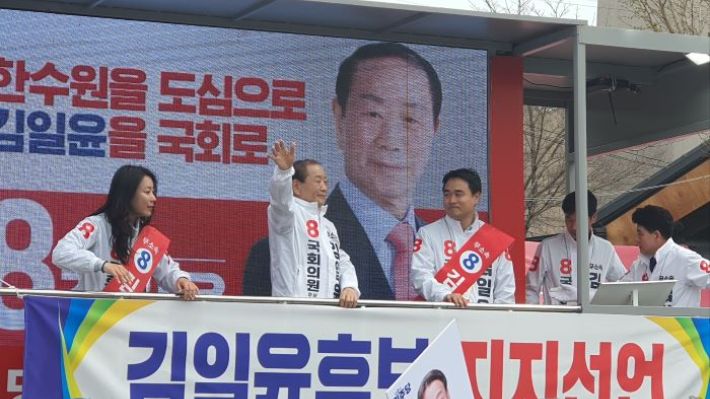경주에 출마한 무소속 김일윤 후보가 중앙시장 네거리에서 유세를 갖고 있다. 김일윤 후보 제공