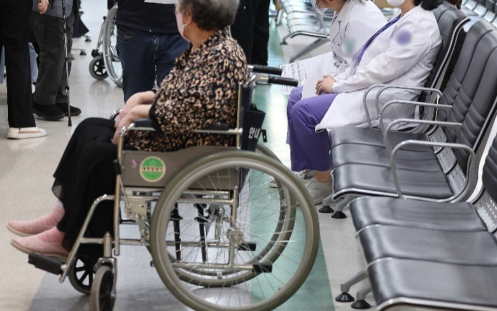 2일 대구 한 대학병원에서 환자와 의료 관계자가 진료 접수대에 앉아 있다. 연합뉴스