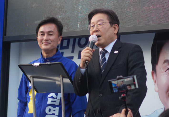 더불어민주당 이재명 대표가 2일 서울 동작구 남성역 인근에서 류삼영(동작을) 후보 지원 유세를 하고 있다. 연합뉴스