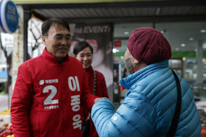 국민의힘 이종욱 후보가 유권자를 만나고 있다. 이종욱 선대위 제공