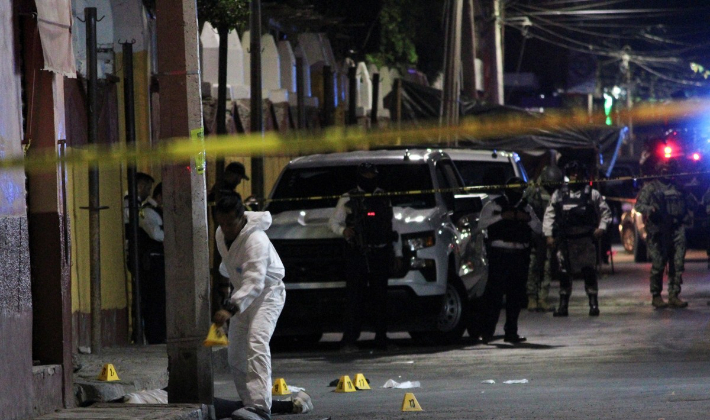 1일(현지시간) 멕시코 과나후아토주 산미겔옥토판에서 경찰 관계자가 시장 후모 살해 사건 현장 감식을 하고 있다. 연합뉴스