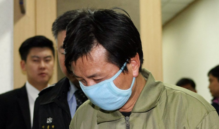 심학봉 전 의원이 2015년 12월 15일 대구지방법원에서 영장실질심사를 받고 나오는 모습. 연합뉴스