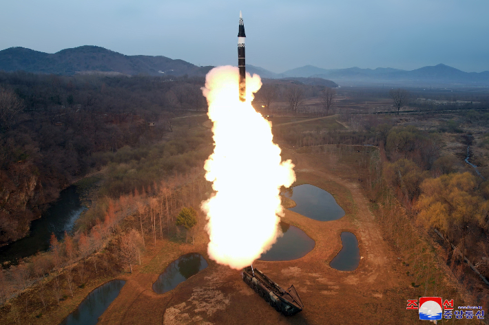김정은 북한 국무위원장이 새로 개발한 극초음속 활공비행 전투부를 장착한 새형의 중장거리 고체탄도 미사일 '화성포-16나' 형의 첫 시험발사를 지난 2일 현지 지도했다고 조선중앙통신이 3일 보도했다. 연합뉴스