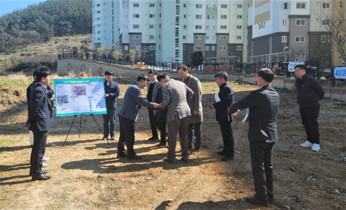 전라남도 주거정책 심의위원들이 '전남형 만원 주택' 건립과 관련해 진도 현지 조사를 하고 있다. 전라남도 제공