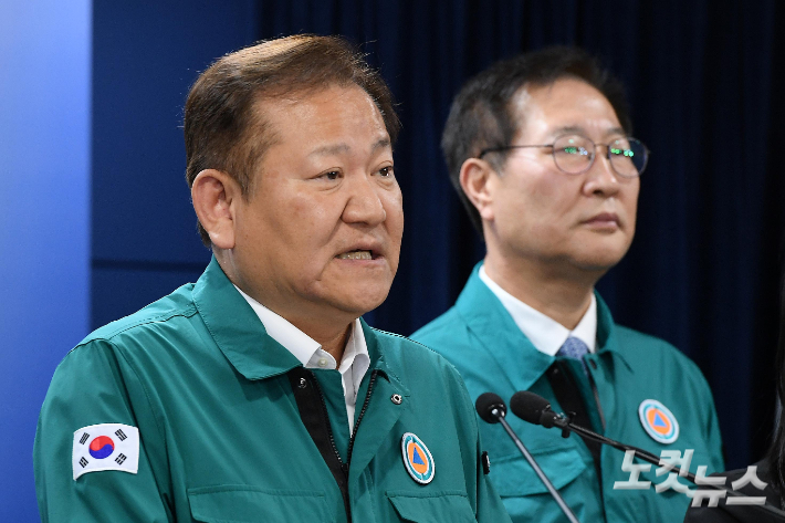 이상민(왼쪽) 행정안전부 장관이 의료계 집단행동 관련 관계부처 합동브리핑을 하고 있다. 박종민 기자