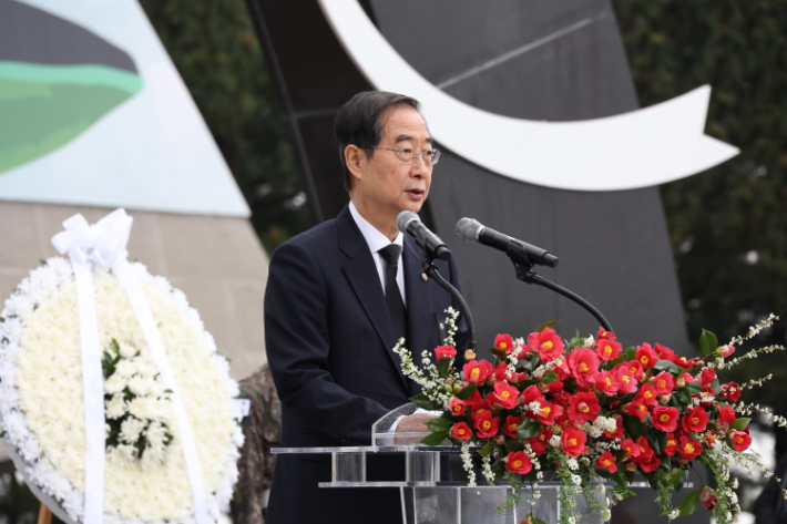 한덕수 국무총리가 3일 오전 제주시 4·3 평화공원에서 열린 4·3 희생자 추념식에 참석해 추념사를 하고 있다. 연합뉴스