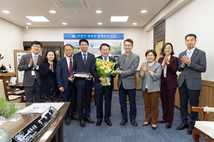 정헌율 익산시장이 코레일 전북본부로부터 감사패를 받았다. 익산시 제공