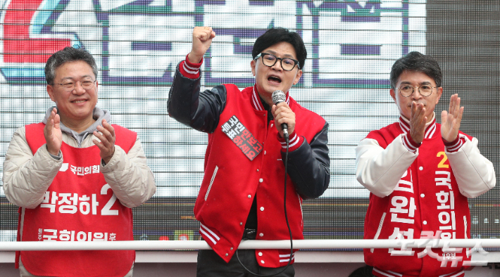 한동훈 국민의힘 비상대책위원장 겸 총괄 선거대책위원장이 3일 강원 원주시 롯데시네마 앞에서 박정하(강원 원주시갑) 후보, 김완섭(강원 원주시을) 후보 지지유세를 하고 있다. 윤창원 기자