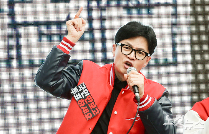 한동훈 국민의힘 비상대책위원장 겸 총괄선대위원장이 3일 오후 강원도 원주 롯데시네마 인근에서 열린 집중유세에서 김완섭, 박정하 후보의 지지를 호소하고 있다. 윤창원 기자