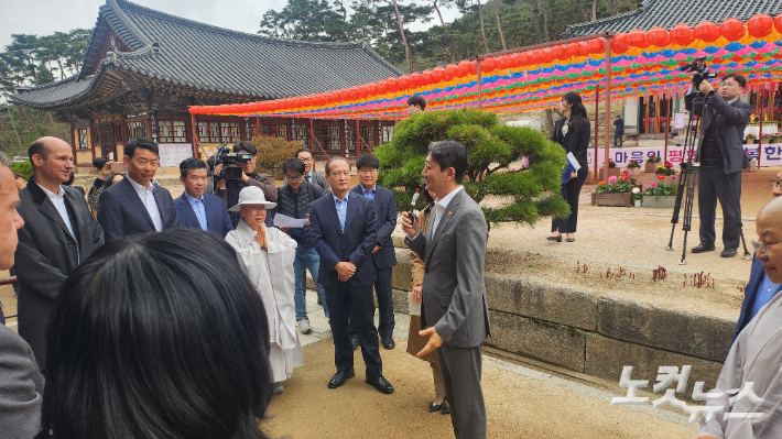 안덕근 산업통상자원부 장관이 3일 영어로 외국인 투자자들에게 감사인사를 전하고 있다. 조태임 기자