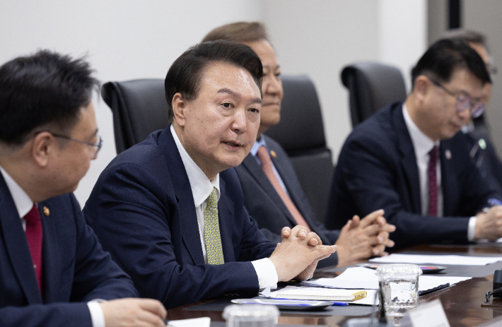 윤석열 대통령이 2일 충남 공주시 공주의료원에서 열린 의료진과의 간담회에서 발언하고 있다. 연합뉴스