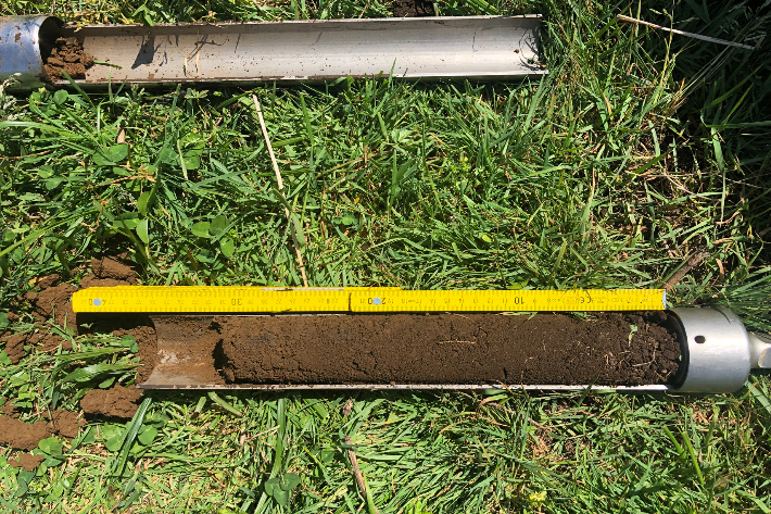 초지 온실가스 흡수계발을 위한 길이별 토양 채취 모습. 농촌진흥청 제공