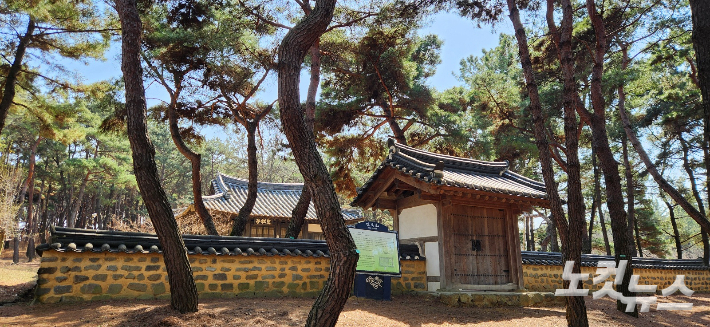 영남대 민속촌으로 이전 건립된 전통한옥. 이재기 기자 