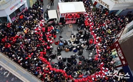 한동훈 국민의힘 비상대책위원장 겸 총괄 선거대책위원장이 3일 강원 춘천 명동거리를 찾아 유권자들에게 김혜란(춘천갑), 한기호(춘천-철원-화천-양구 을) 후보의 지지를 호소하고 있다.