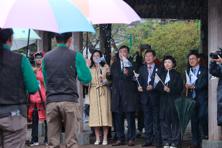 푸바오 환송식에 참석한 이상일(오른쪽 세번째) 용인특례시장의 모습. 용인특례시 제공