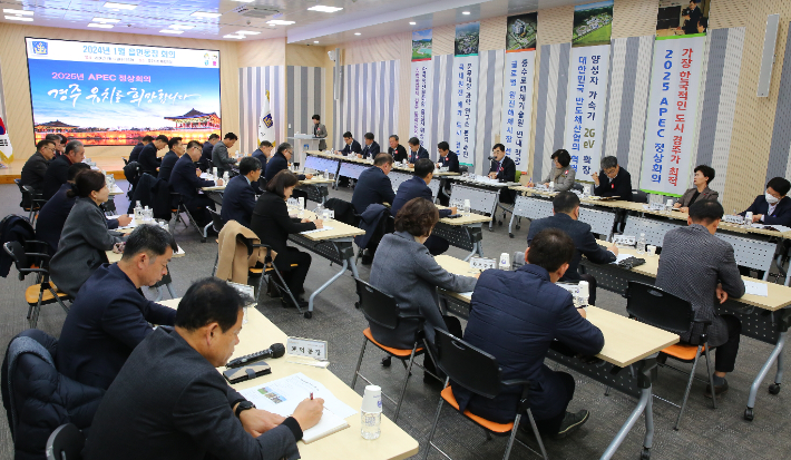 주낙영 경주시장이 4월 읍면동장 회의를 주재하고 있다. 경주시 제공 