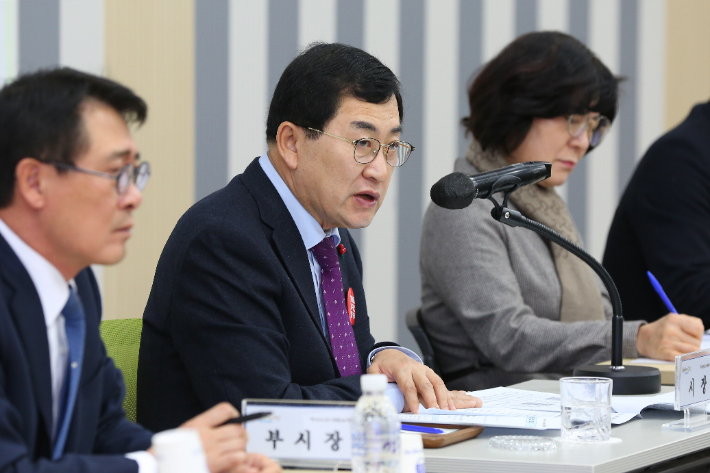 주낙영 경주시장이 4월 읍면동장 회의를 주재하고 있다. 경주시 제공