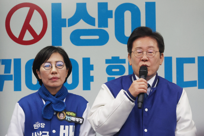 더불어민주당 이재명 대표가 3일 부산 사상구를 방문, 배재정 후보 지지 유세를 하고 있다. 연합뉴스
