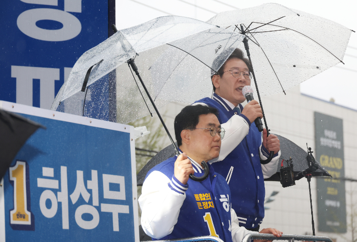 더불어민주당 이재명 대표가 3일 창원 성산구를 방문, 허성무 후보 지지 유세를 하고 있다. 연합뉴스