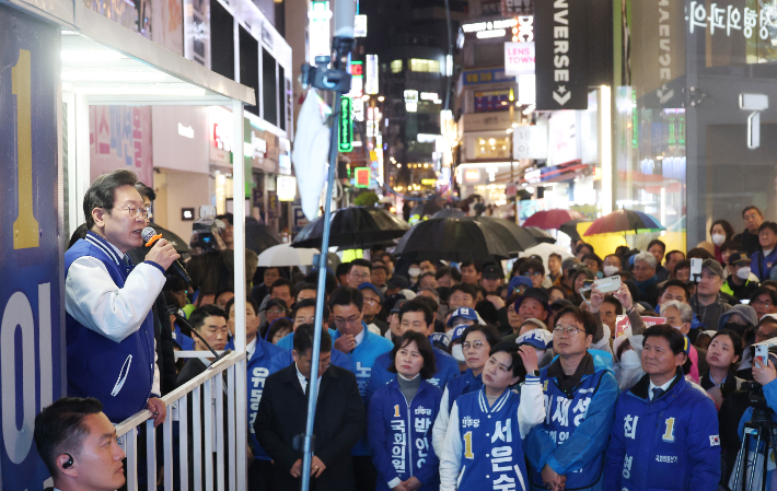 더불어민주당 이재명 대표가 3일 부산 서면에서 선거 유세를 하고 있다. 연합뉴스