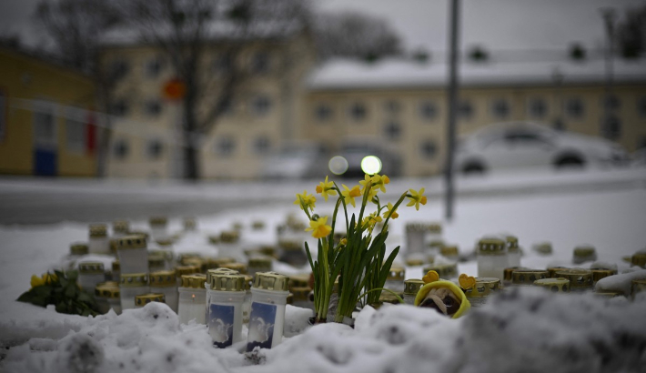 총격사건이 발생한 핀란드 학교 앞에 3일(현지시간) 조화가 놓여 있다. 연합뉴스