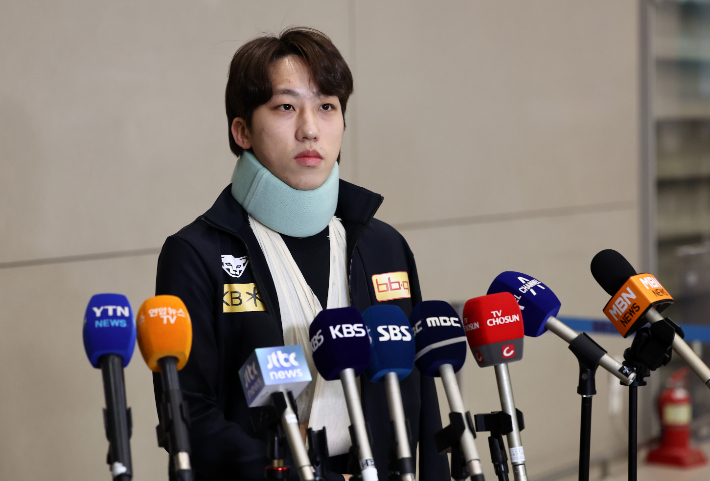 2024 국제빙상연맹(ISU) 쇼트트랙 세계선수권대회에 출전 후 목에 보호대를 하고 팔에 붕대를 감은 채 귀국한 박지원. 연합뉴스