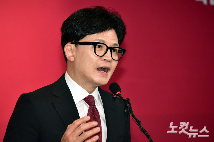 한동훈 국민의힘 비상대책위원장 겸 총괄선거대책위원장이 4일 서울 여의도 중앙당사에서 제22대 국회의원선거(총선) 사전투표 관련 입장발표 기자회견을 하고 있다. 윤창원 기자