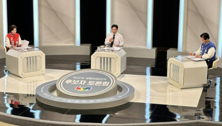 제22대 총선 전남 여수갑 선거구 법정 토론회에서 국민의힘 박정숙 후보(왼쪽)와 더불어민주당 주철현 후보가 토론을 벌이고 있다. 주철현 캠프 제공