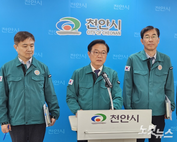 김석필 천안시 부시장(가운데)이 4일 천안 콜버스 확대 운행에 대한 택시업계와의 반발에 대해 설명하고 합의점을 도출했다고 밝혔다. 인상준 기자