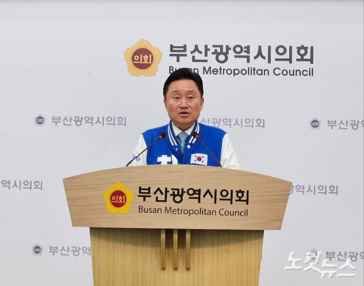 더불어민주당 최인호 부산 사하갑 후보가 4일 오전 부산시의회에서 기자회견을 열고 "부정관권선거 당사자인 이성권 후보는 사죄하라"고 비판했다. 김혜민 기자 
