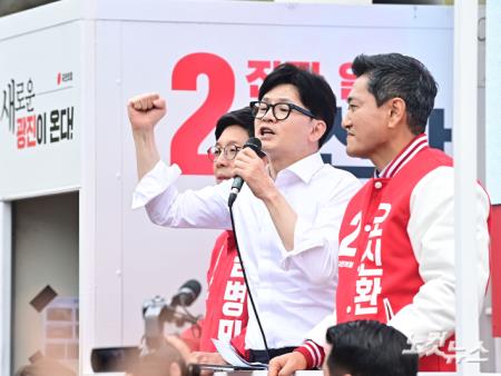 한동훈 국민의힘 비상대책위원장 겸 총괄선대위원장이 4일 서울 광진구 롯데백화점 건대스타시티점 앞에서 오신환(광진구을), 김병민(광진구갑) 후보 지원유세를 하고있다.