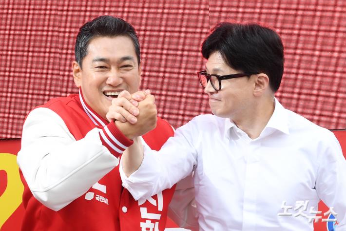 오신환 국민의힘 광진구을 후보(왼쪽)와 한동훈 국민의힘 비상대책위원장이 4일 오후 서울 광진구 건대스타시티점 앞에서 시민들에게 지지를 호소하며 인사를 나누고 있다. /2024.04.04