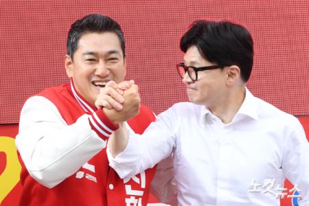 오신환 국민의힘 광진구을 후보(왼쪽)와 한동훈 국민의힘 비상대책위원장이 4일 오후 서울 광진구 건대스타시티점 앞에서 시민들에게 지지를 호소하며 인사를 나누고 있다. /2024.04.04