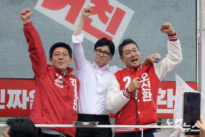 한동훈 국민의힘 비상대책위원장 겸 총괄선대위원장이 4일 서울 광진구 롯데백화점 건대스타시티점 앞에서 오신환(광진구을), 김병민(광진구갑) 후보 지원유세를 하고있다.