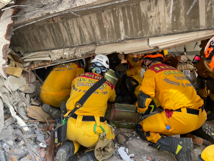  3일 규모 7.4의 강진이 발생한 대만 동부 화롄 지역에서 구조대원들이 무너진 건물에서 생존자 수색 작업을 벌이고 있다. 연합뉴스
