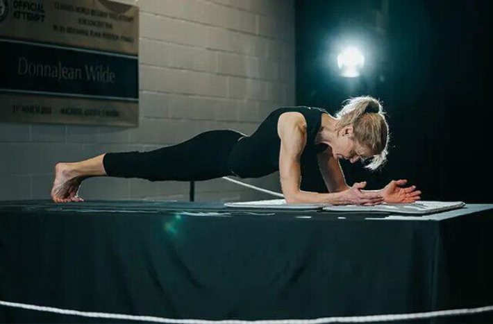 플랭크 자세 오래 버티기 여자 부문에서 신기록을 경신한 캐나다 출신 도나진 와일드. 기네스월드레코드 제공