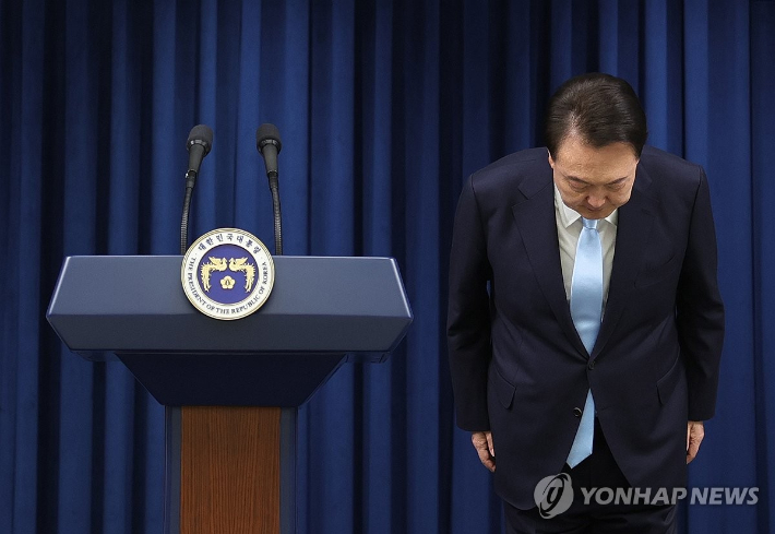 (서울=연합뉴스) 홍해인 기자 = 윤석열 대통령이 1일 서울 용산 대통령실 청사에서 의료개혁 관련 '국민께 드리는 말씀'을 위해 브리핑실에 입장, 인사하고 있다. 2024.4.1 [대통령실 제공. 재판매 및 DB 금지] hihong@yna.co.kr 연합뉴스