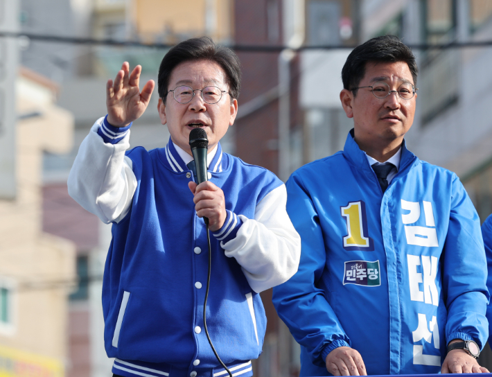 더불어민주당 이재명 대표가 4일 오후 울산시 동구 대송시장 앞에서 김태선 후보 지원 유세를 하고 있다. 연합뉴스