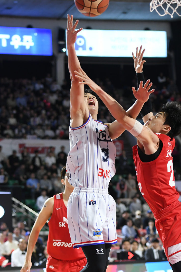 SK 오재현의 수비를 뚫는 KCC 허웅. KBL 제공