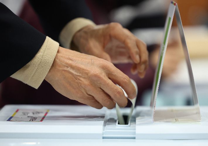 4·10 총선 사전투표가 시작된 5일 오전 서울 동작구 상도1동주민센터에 마련된 투표소에서 유권자가 투표함에 용지를 넣고 있다. 연합뉴스