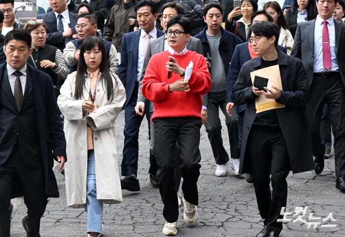 한동훈 국민의힘 비상대책위원장 겸 총괄선대위원장이 5일 서울 서대문구 신촌동사전투표소에서 투표를 마치고 신촌역 광장으로 이동하고 있다.