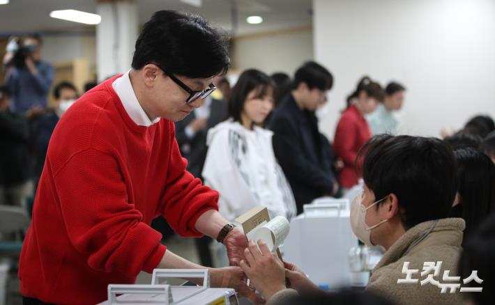 4·10 총선 사전투표 첫날인 5일 한동훈 국민의힘 총괄선거대책위원장이 서울 서대문구 신촌동주민센터에서 사전투표를 하고 있다.